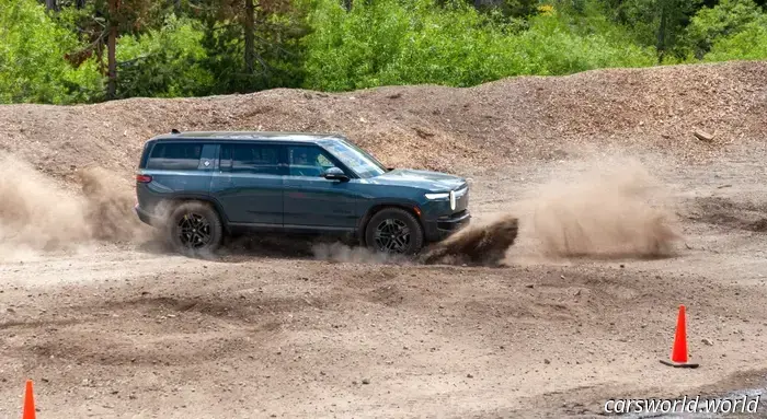 Rivian discreetly postpones the introduction of the Kick Turn feature for the R1T and R1S models.