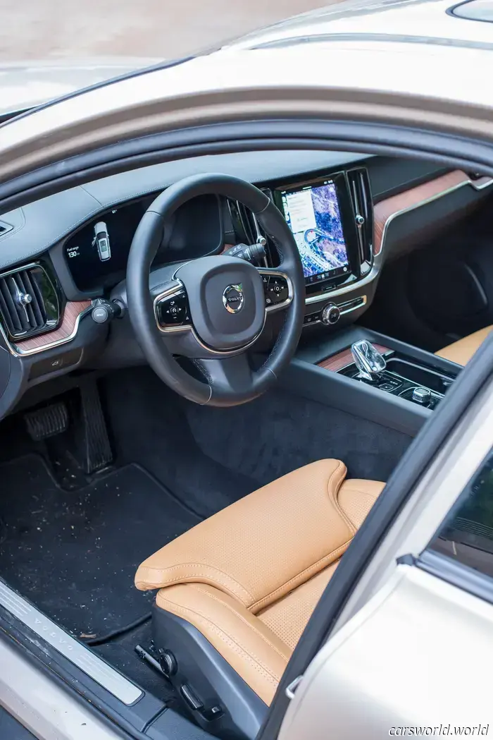 2025 Volvo V60 Cross Country Review: Remains Distinctive, Yet Beginning to Show Its Age