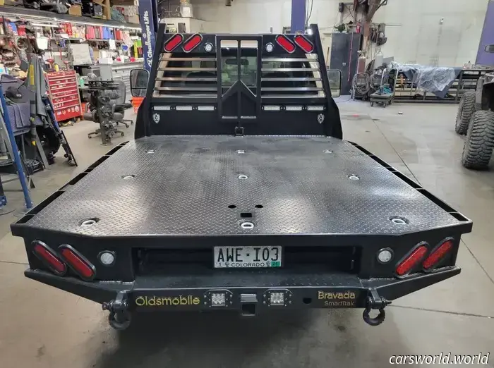La costruzione di questo camion da lavoro Oldsmobile Bravada a pianale ha richiesto 500 ore. Mostra