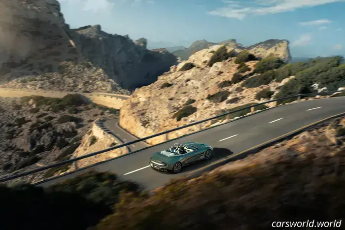 El Aston Martin Vanquish Volante 2026 es el Convertible con Motor Delantero Más Rápido del Mundo