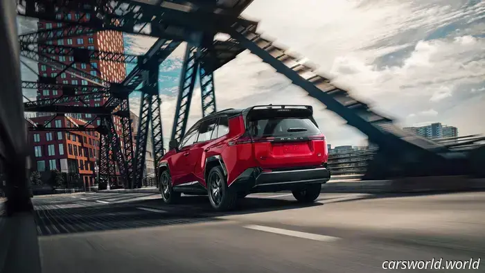 В 2026 году Toyota RAV4 была представлена в полной линейке гибридов мощностью до 320 л.с.
