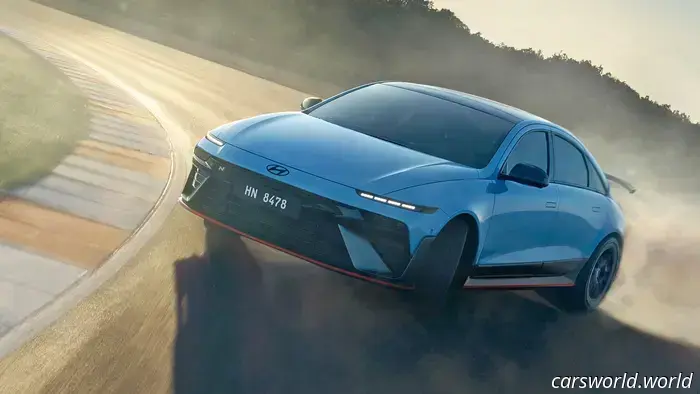 Boy-Racer Hyundai Ioniq 6 N è una berline EV con cambio a frizione e 641 CV