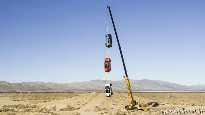 Honda Colgó 3 Nuevos SUV Passport De una Grúa para Mostrar Lo Resistente que Es