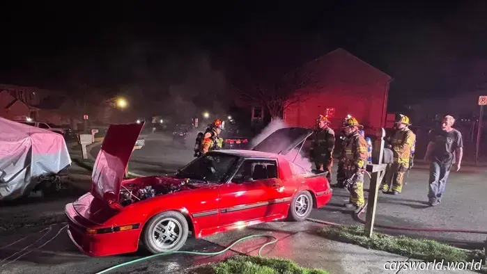 Mazda RX-7 Incendiado por la carga Lenta de la batería de Iones de Litio en el Maletero