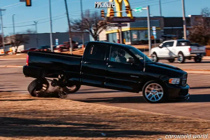 Dodge Ram SRT-10 pierde una rueda en un accidente de Cars and Coffee