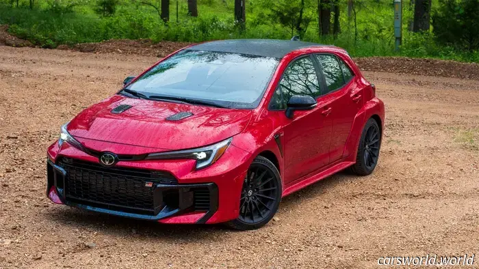 Утечка Toyota Corolla GRMN раскрывает карбоновый капот, золотые диски и агрессивные спортивные сиденья