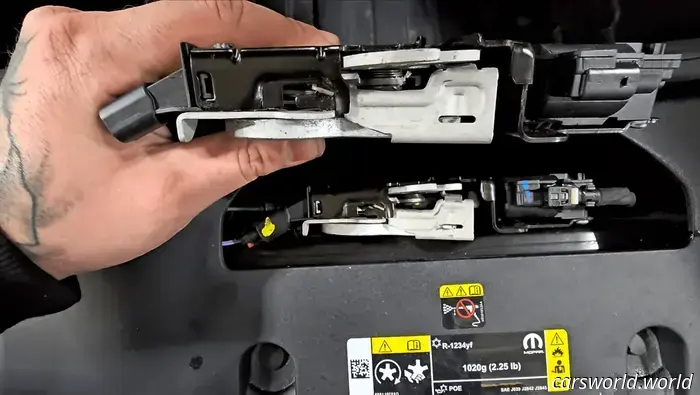 Golpear el capó del Dodge Charger Daytona EV Podría Romperlo