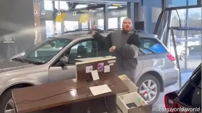 L'uomo sconvolto che si è schiantato con la sua Subaru appena acquistata contro lo showroom del concessionario rischia un'accusa di reato