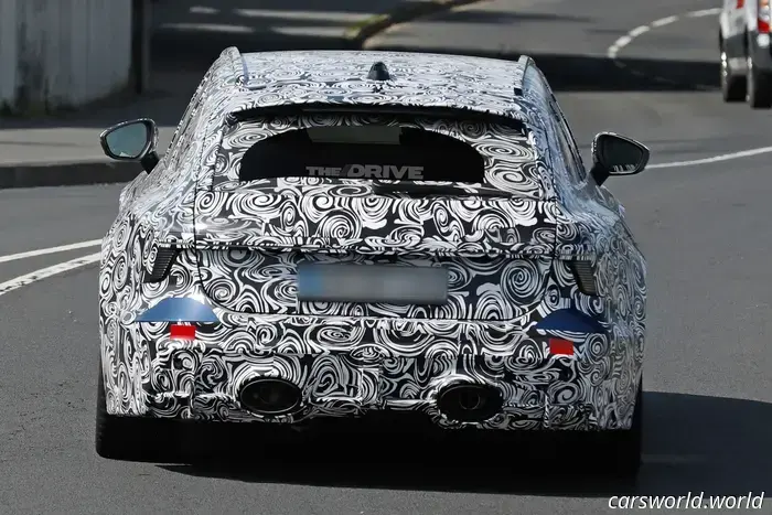 La prossima generazione dell'Audi RS6 Avant è stata avvistata in prova al Nürburgring e sembra un ibrido plug-in (PHEV).
