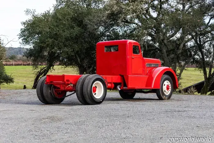 Questa incredibile collezione di rari autocarri da lavoro antichi andrà all'asta