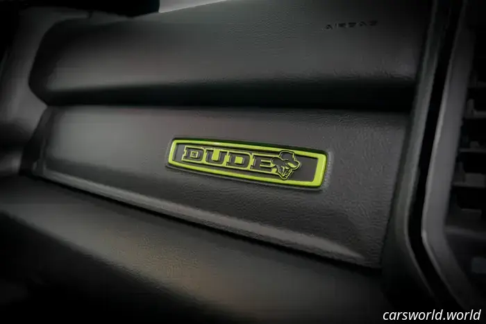 Ram спроектировала собственный держатель ковбойской шляпы на приборной панели