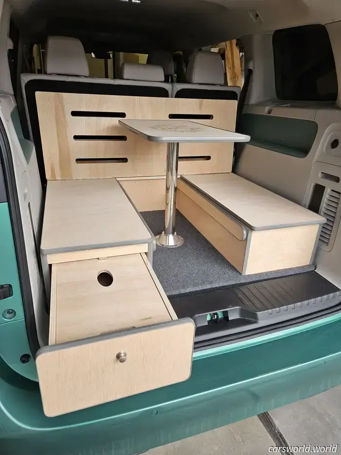 El ingenioso Kit VW ID Buzz Camper Coloca una Mesa de Picnic en la parte trasera de la camioneta