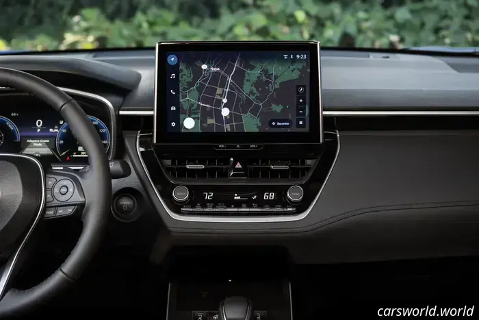 2026 Toyota Corolla Cross — Prima prova su strada: scegli l'ibrido