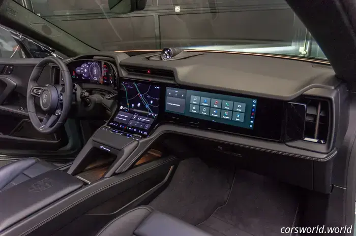 Come l'abitacolo della Porsche Cayenne Electric del 2026 fonde il passato analogico con il futuro dei touchscreen curvi