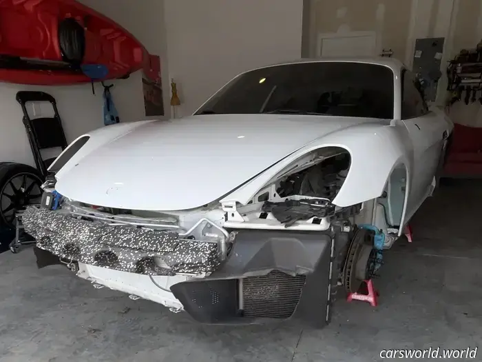 Come e perché questa Porsche Cayman indossa un rivestimento in moquette