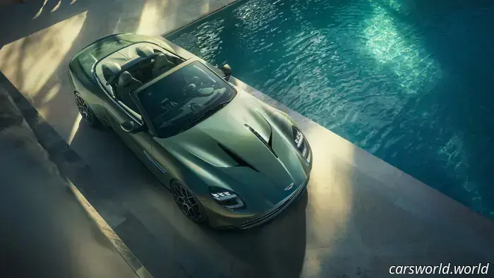 El Aston Martin Vanquish Volante 2026 es el Convertible con Motor Delantero Más Rápido del Mundo
