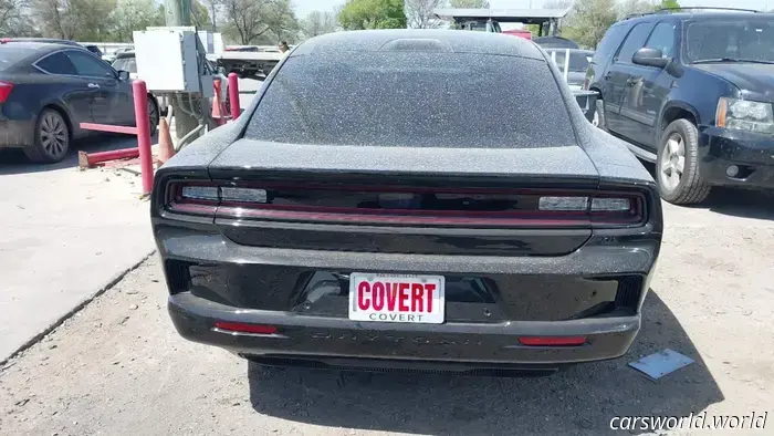 El primer Dodge Charger EV Destrozado Está Listo para su Intercambio Hemi V8