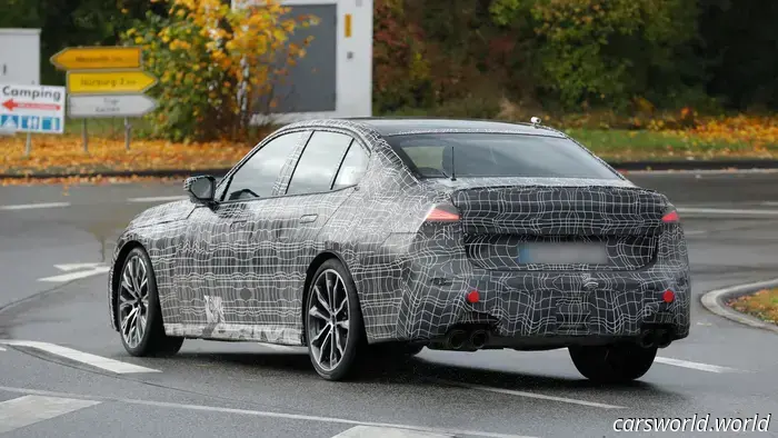 Заметьте едва заметные различия между BMW 3 серии 2027 года с ДВС и i3 EV: шпионские снимки