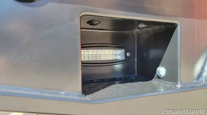 La costruzione di questo camion da lavoro Oldsmobile Bravada a pianale ha richiesto 500 ore. Mostra