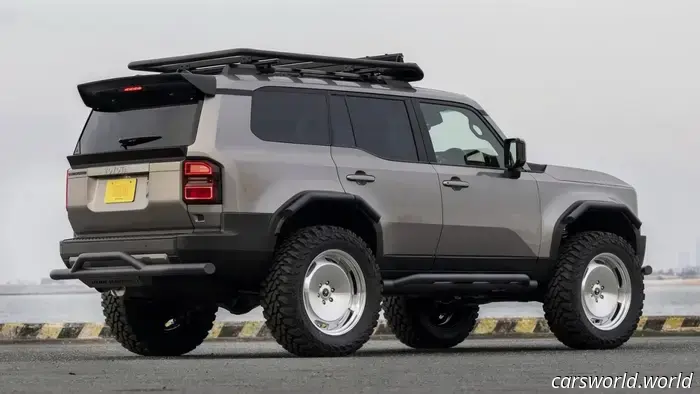 Il giudizio è ancora sospeso su questo Toyota Land Cruiser da esposizione con gomme da 37 pollici.