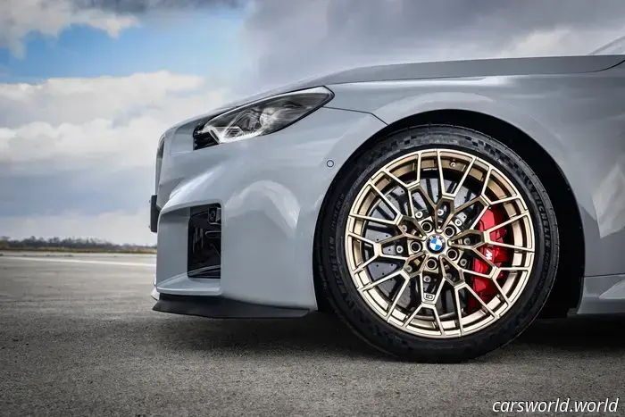 2026 BMW M2 CS è 100 libbre più leggero e aggiunge 50 CV ma perde il manuale
