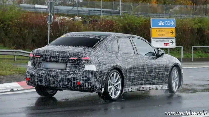 Заметьте едва заметные различия между BMW 3 серии 2027 года с ДВС и i3 EV: шпионские снимки