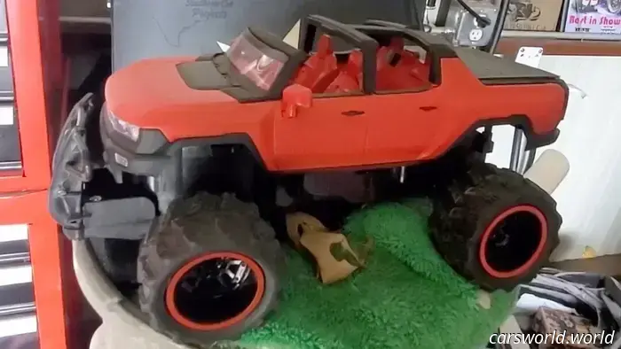 Едва управляемый, очень красный Apocalypse Hummer EV ищет Новый дом