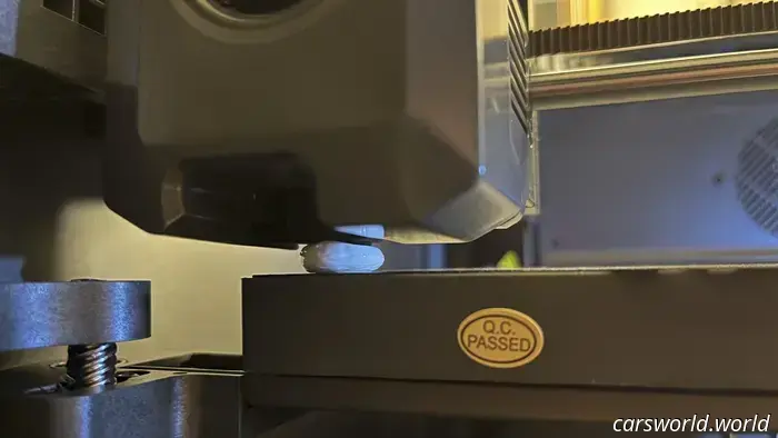 Ho appena acquistato questa stampante 3D da 300 dollari e sto già realizzando i pezzi per la mia auto.