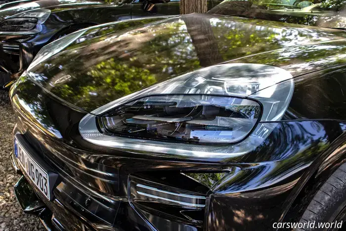 Ecco perché Porsche applica grandi camuffature ai fari dei suoi prototipi.