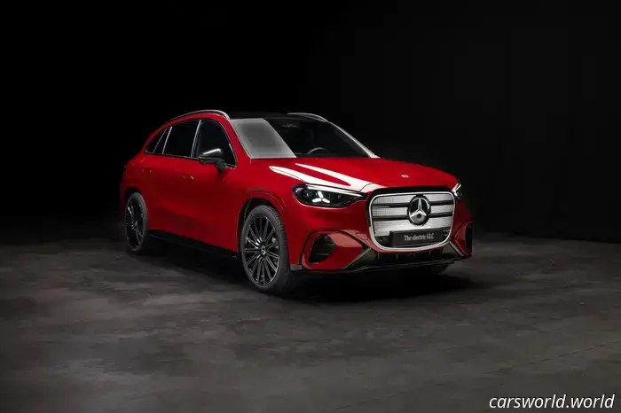 La Mercedes GLC elettrica ha ben 13 loghi Benz solo all'esterno.