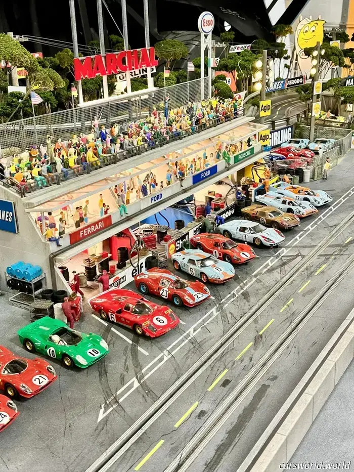 Questa Ford GT40 da corsa del 1969 ha una pista segreta per slot car al suo interno