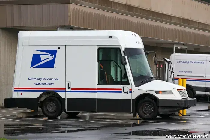 I tuoi pacchi per le feste potrebbero essere consegnati dai nuovi furgoni postali elettrici dell'USPS.