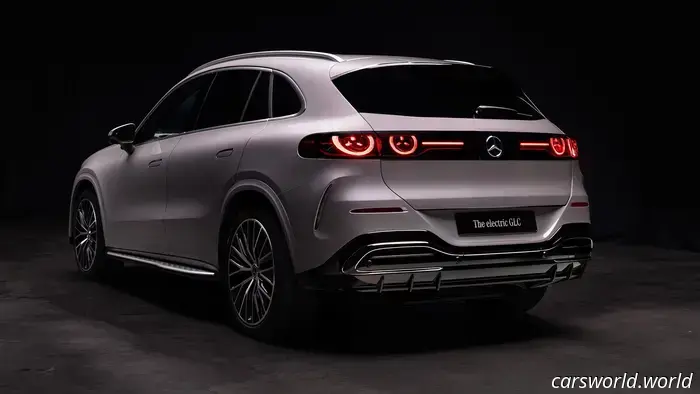 La Mercedes GLC elettrica ha ben 13 loghi Benz solo all'esterno.