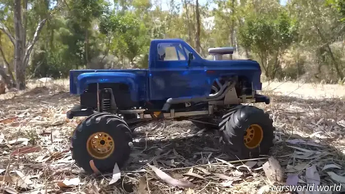 Questo camion RC con motore V8 da 44cc suona come un vivace piccolo Chevy a doppio albero