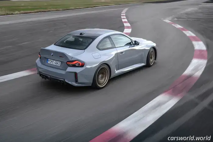 2026 BMW M2 CS è 100 libbre più leggero e aggiunge 50 CV ma perde il manuale