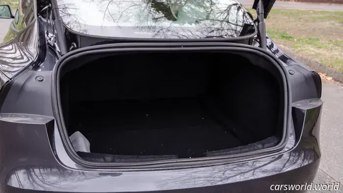 Revisión del rendimiento del Tesla Model 3 2025: Rápido como el Infierno, pero No un Automóvil de Conductor