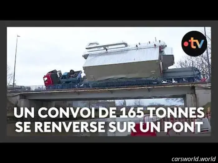 Il camion che trasportava un carico di 182 tonnellate si è ribaltato su un ponte e ora è bloccato lì