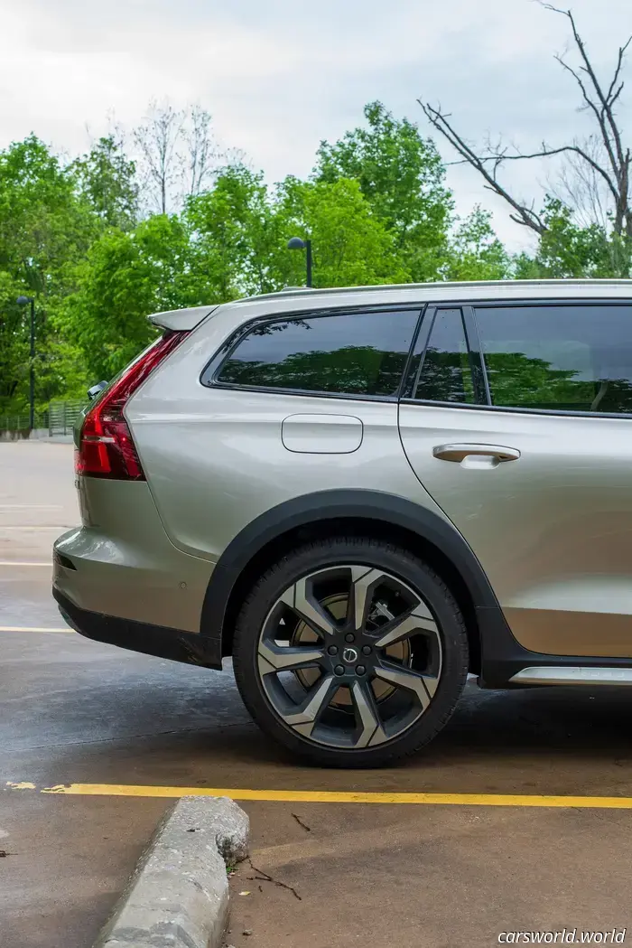2025 Volvo V60 Cross Country Review: Remains Distinctive, Yet Beginning to Show Its Age