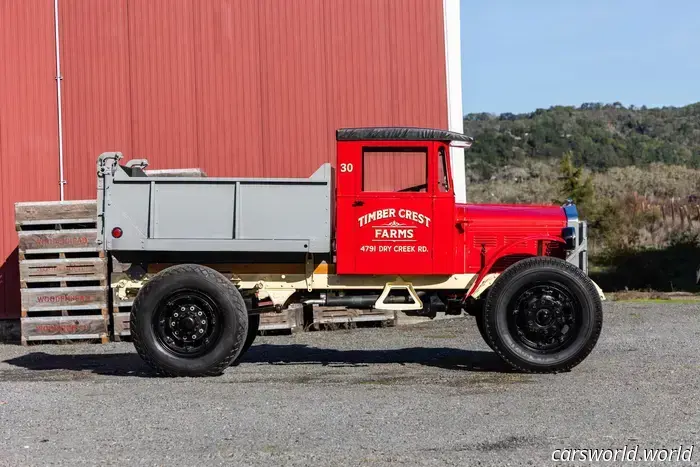 Questa incredibile collezione di rari autocarri da lavoro antichi andrà all'asta