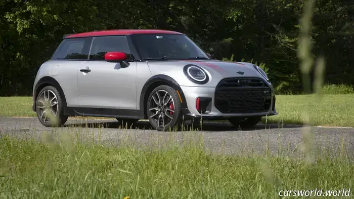 Обзор Mini Cooper JCW 2025: плюсы и минусы — приятно водить, раздражает жить с этим