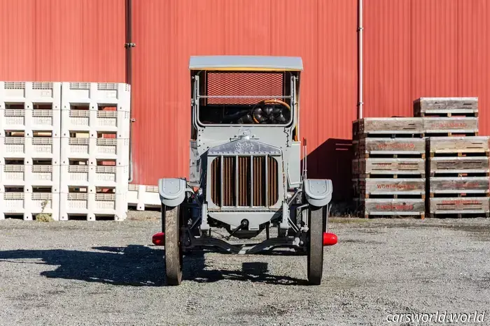 Questa incredibile collezione di rari autocarri da lavoro antichi andrà all'asta