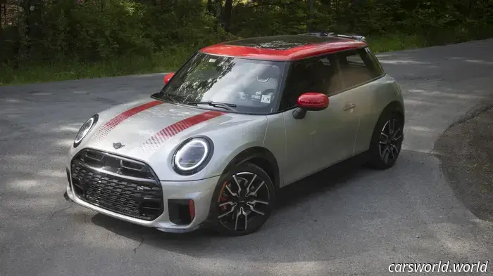 Обзор Mini Cooper JCW 2025: плюсы и минусы — приятно водить, раздражает жить с этим