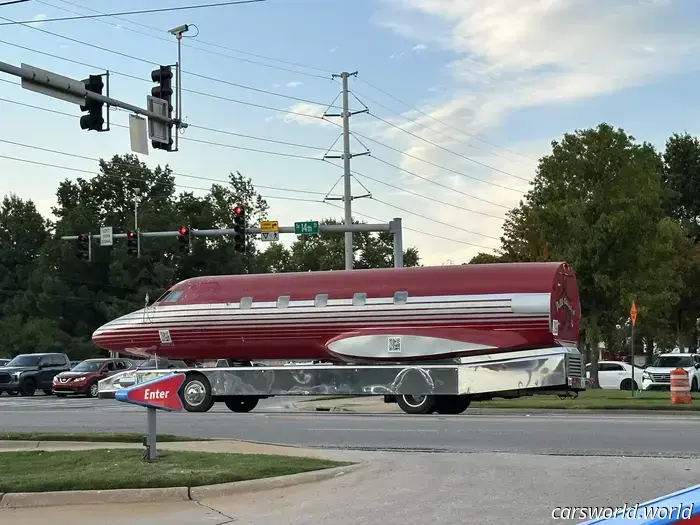 El viejo jet de Elvis Presley simplemente está dando vueltas por mi ciudad.