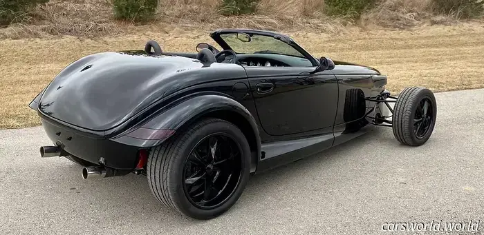 Questa officina ha trasformato la Plymouth Prowler in una Hellcat pronta all'uso.