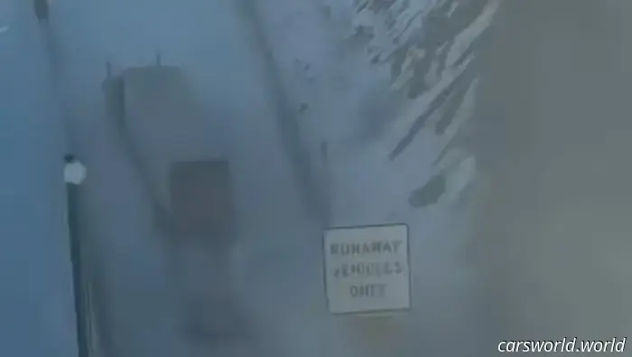 Camión Semirremolque Cargado Baja Por Colorado Pass y Apenas Hace Rampa Fuera De Control