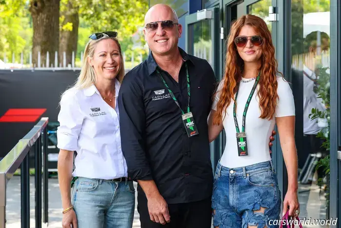 Cadillac F1 могла бы привлечь молодых и амбициозных пилотов. Вместо этого она заключила контракты с двумя опытными гонщиками.