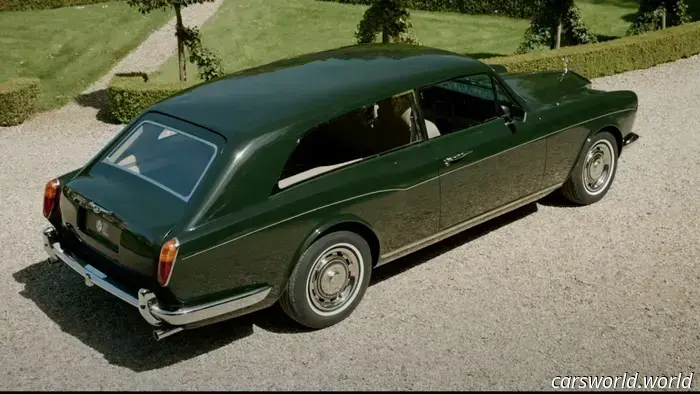 Este Rolls-Royce personalizado oculta el portabicicletas secreto más elegante del mundo.