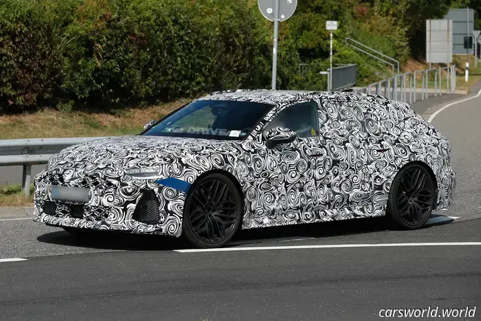 La prossima generazione dell'Audi RS6 Avant è stata avvistata in prova al Nürburgring e sembra un ibrido plug-in (PHEV).