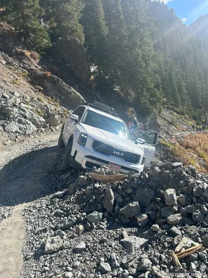 Турист в Kia Telluride чуть не сорвался с перевала Блэк-Бэр, вынудив закрыть тропу.