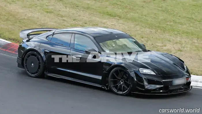 Spied: Porsche Taycan Turbo Weissach con ruote Aero Running e prese d'aria parafango GT3